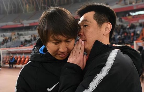 男模脱裤子全身精光gay